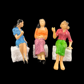 MONIGOTE A COLOR ESCALA DE 1:25 - MUJERES SENTADAS